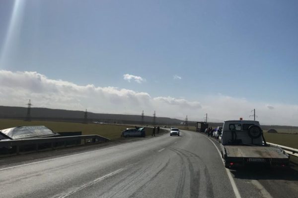 Выехавший на «встречку» грузовик протаранил три легковушки под Георгиевском