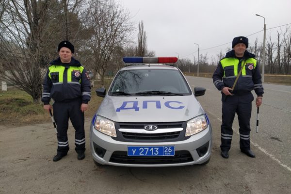 Инспекторы ДПС пришли на помощь водителю застрявшей фуры на Ставрополье