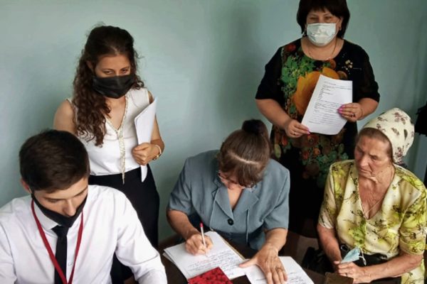 Сотрудники МФЦ помогают пострадавшим от непогоды жителям Ставрополья