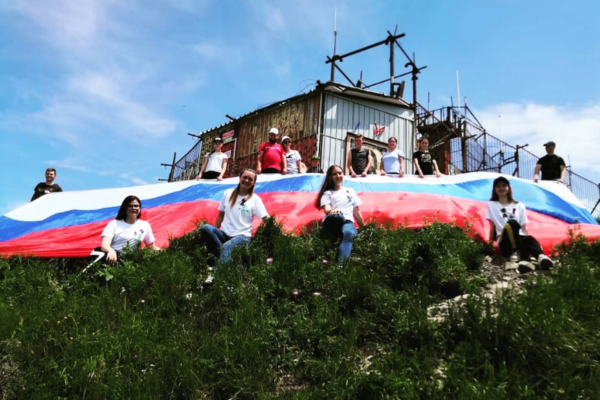 На горах КМВ появились российские флаги