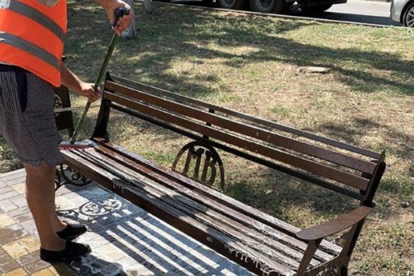 В Минводах неизвестные облили лавочки на аллее керосином