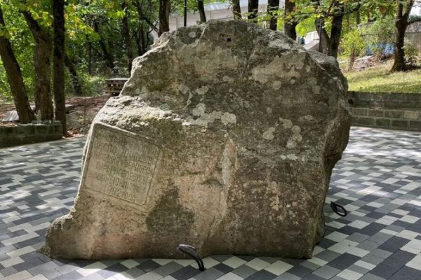 27-тонный камень, упавший с горы в Железноводске, будет светиться