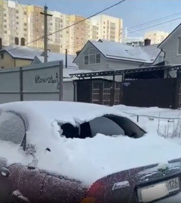 Ледяная глыба пробила стекло машины в Ставрополе
