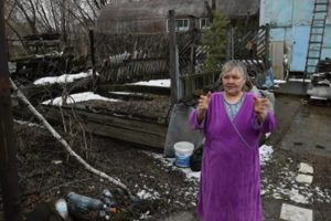 Пенсионерке из Омска, прожившей 34 года в бочке, пообещали квартиру