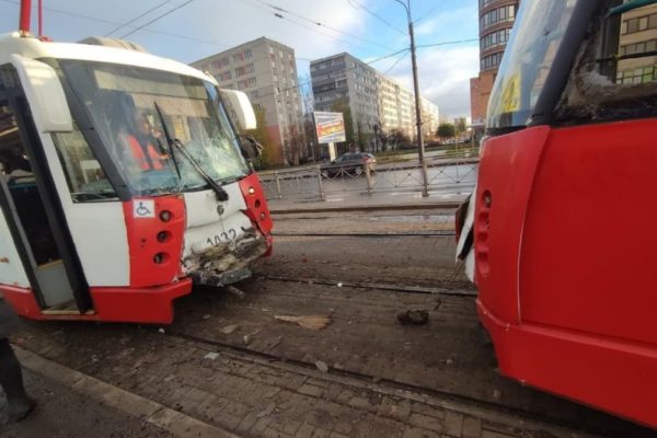 Два трамвая, двигающиеся в попутном направлении, столкнулись в Петербурге