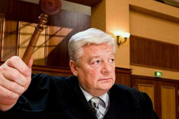 В Москве от последствий коронавируса умер Валерий Степанов, адвокат, игравший судью в программе “Суд присяжных” на НТВ